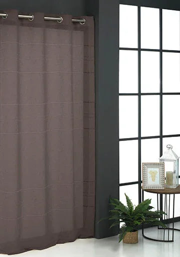 Cortina visillo chocolate 140x265 cm en salón elegante
