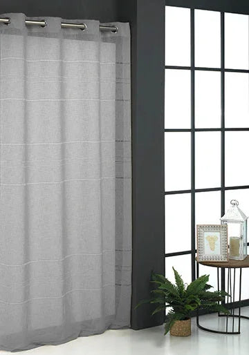 Cortina visillo gris claro 140x265 cm en salón moderno