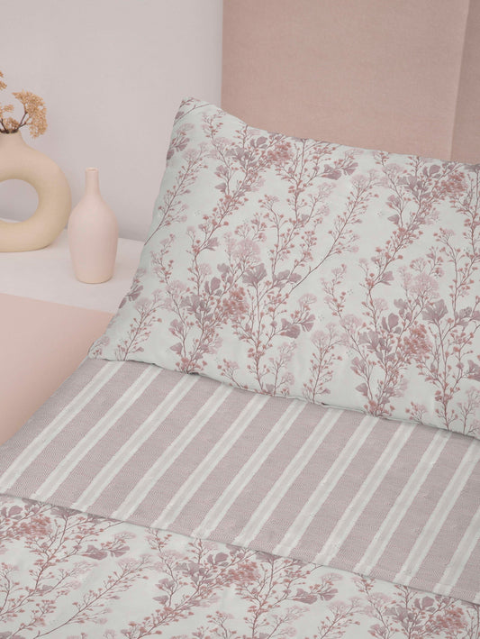 Primer plano del acolchado termosellado de la colcha bouti rosa mostrando su diseño reversible.