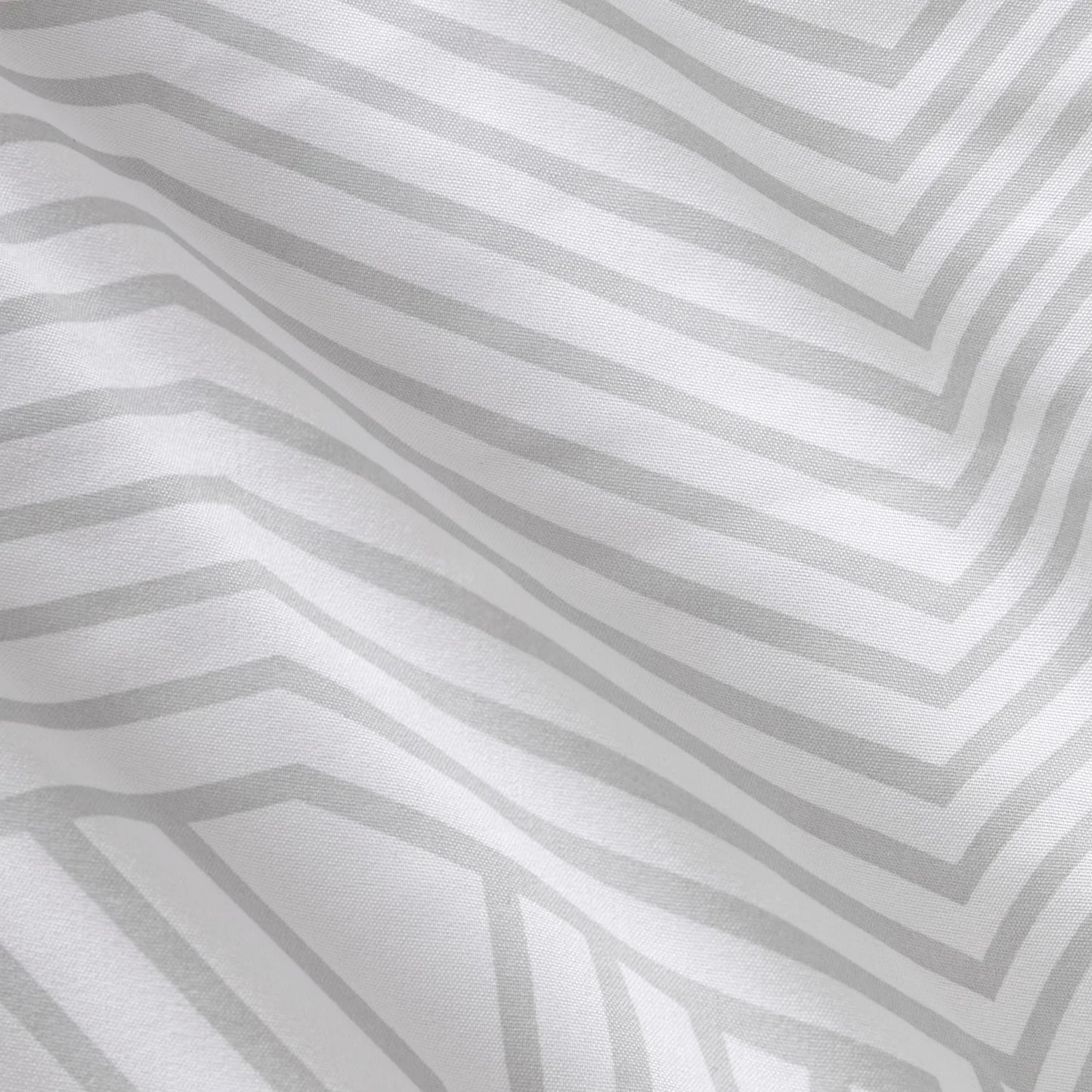 Primer plano del diseño y textura suave del edredón confort beige marca Karamelo