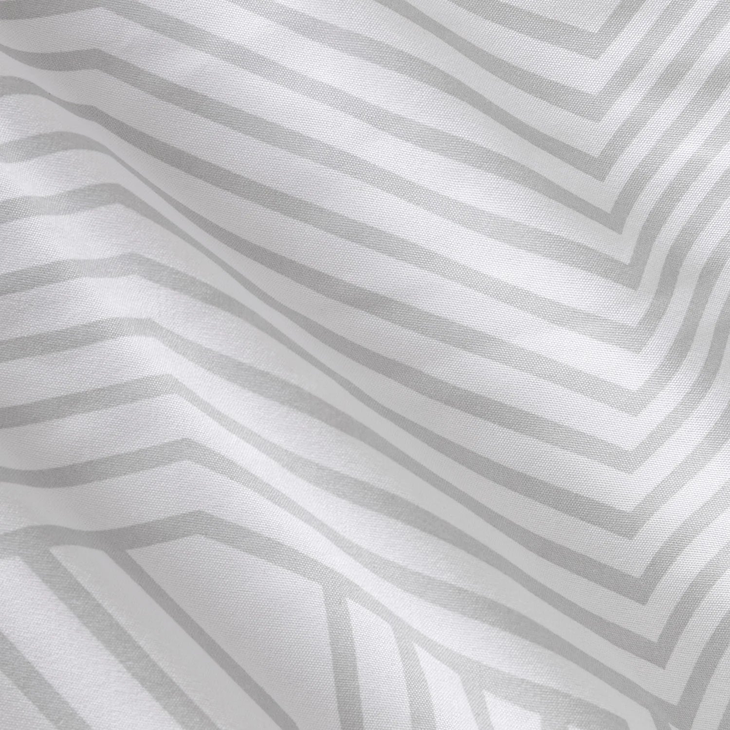 Primer plano del diseño y textura suave del edredón confort beige marca Karamelo