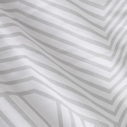 Primer plano del diseño y textura suave del edredón confort beige marca Karamelo