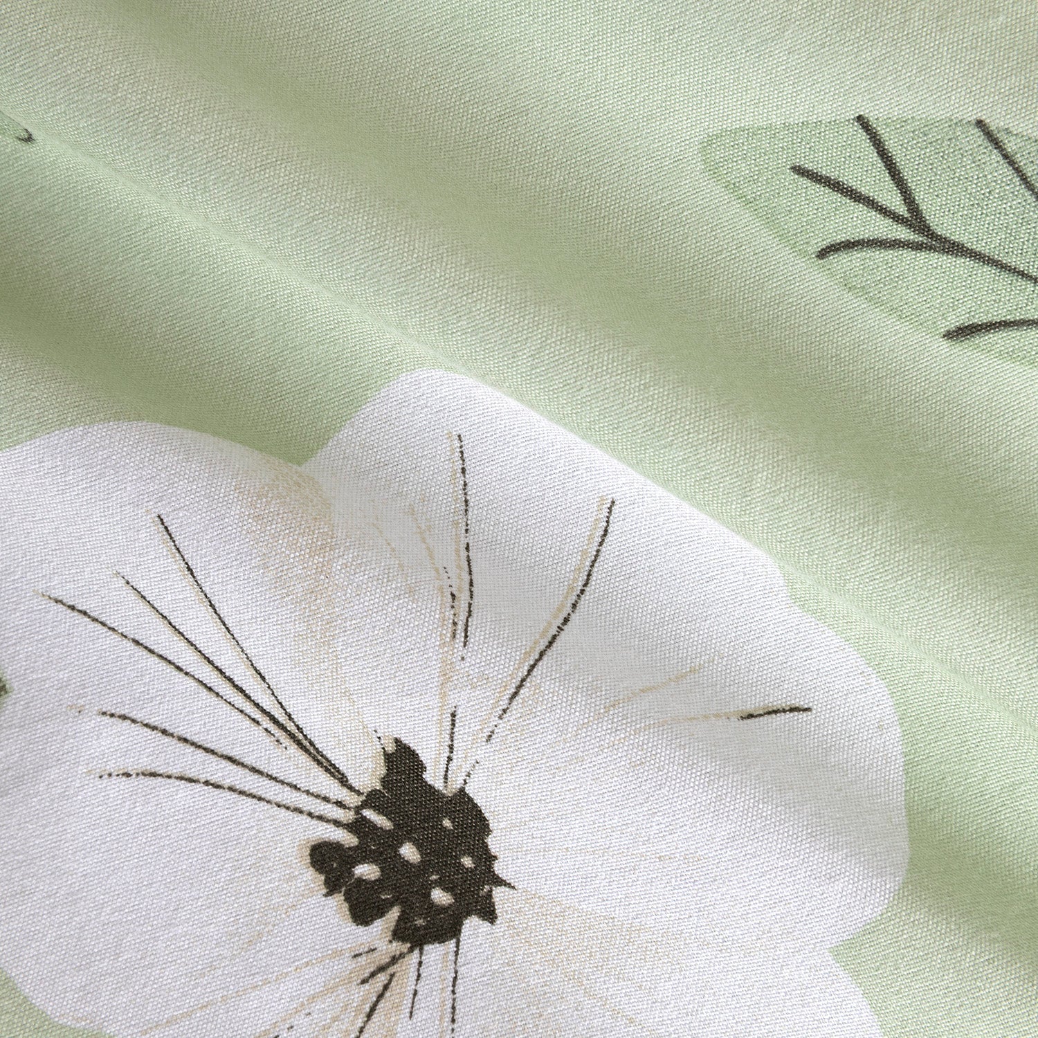 Primer plano del estampado floral blanco y tierra de edredón confort verde