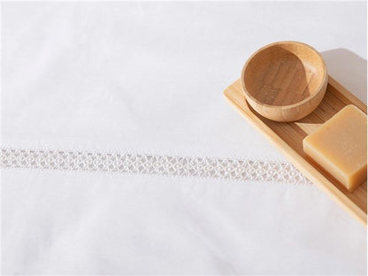 Detalle del bordado y la textura del algodón 200 hilos de las sábanas blancas
