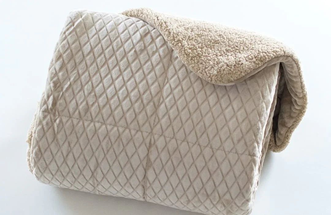 Detalle tejido sedalina beige del edredón Sherpa-Borreguito