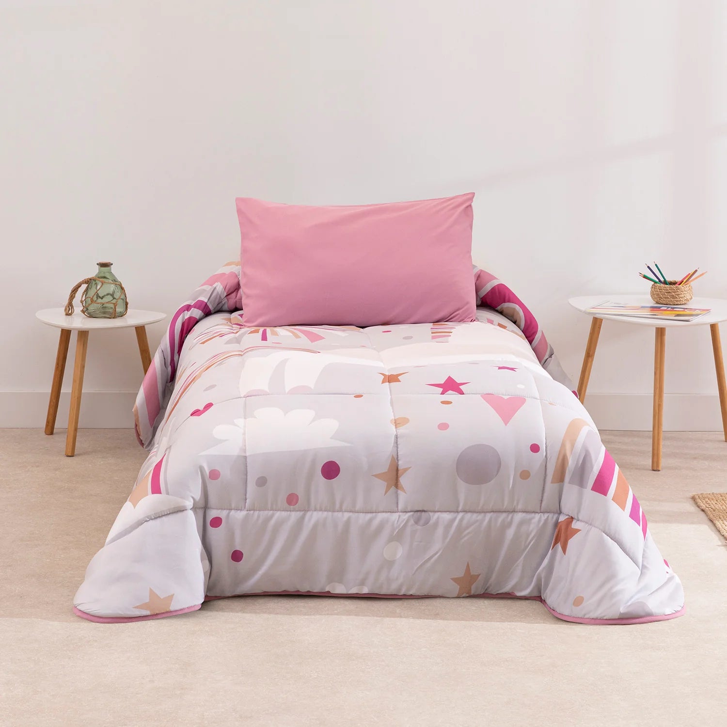 Primer plano de la textura suave y acolchado térmico del edredón confort rosa.