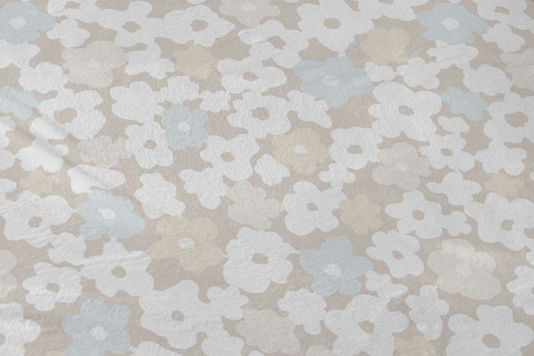 Primer plano del tejido de coralina extremadamente suave y cálido con pespunte en el embozo.