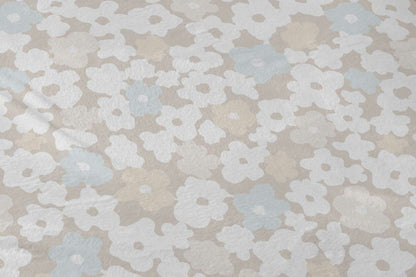 Primer plano del tejido de coralina extremadamente suave y cálido con pespunte en el embozo.