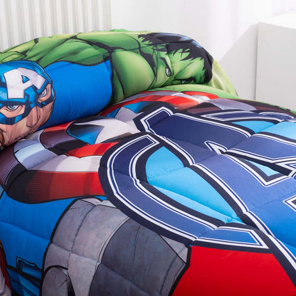 Primer plano de las costuras y el acolchado suave del edredón confort de superhéroes Marvel