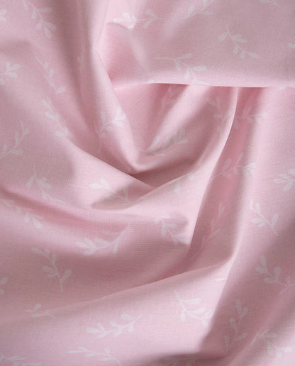 Detalle del tejido y estampado floral de las sábanas 100% algodón color rosa.