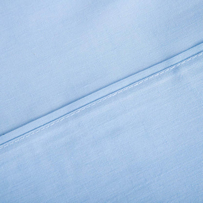 Primer plano del tejido transpirable y costuras reforzadas de las sábanas de verano azul celeste, tacto suave y antipeeling