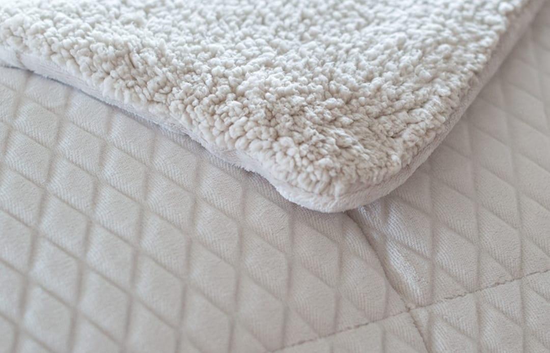 Detalle del tejido sedalina del Edredón Marfil