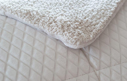 Detalle del tejido sedalina del Edredón Marfil