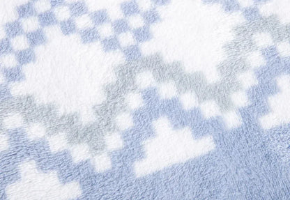 Detalle de textura ultrasuave coralina azul claro del juego de sábanas Idania