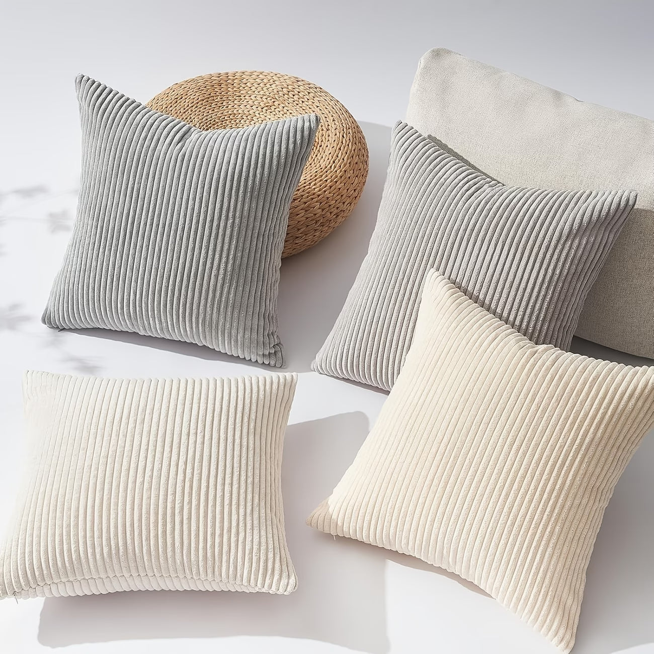 Primer plano de la textura de pana suave en fundas de cojines decorativas para salón o dormitorio.