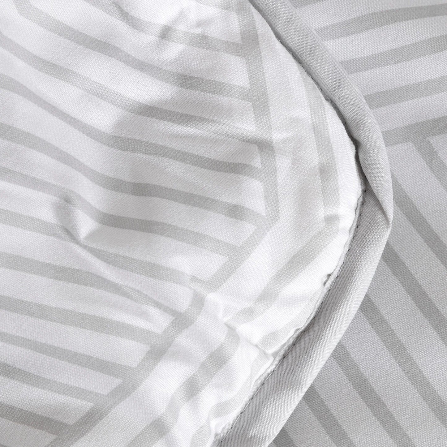 Primer plano de las esquinas y costuras del edredón confort beige 