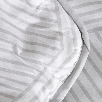 Primer plano de las esquinas y costuras del edredón confort beige 