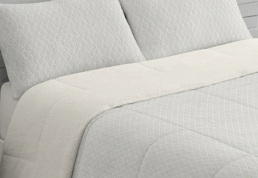 Edredón cama 150 Marfil desplegado sobre cama