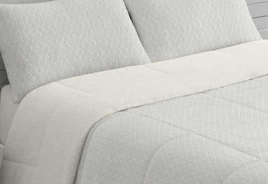 Edredón cama 150 Marfil desplegado sobre cama