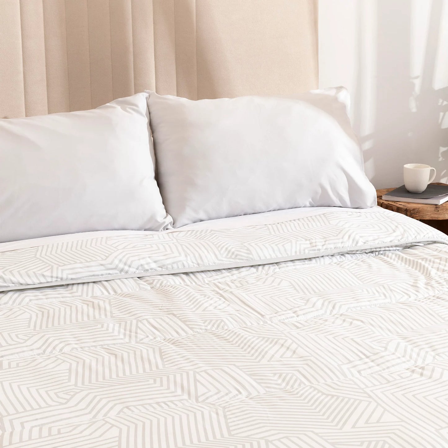 Primer plano las fundas de cojín del edredón confort beige