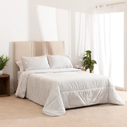 Vista general del edredón confort beige en dormitorio moderno