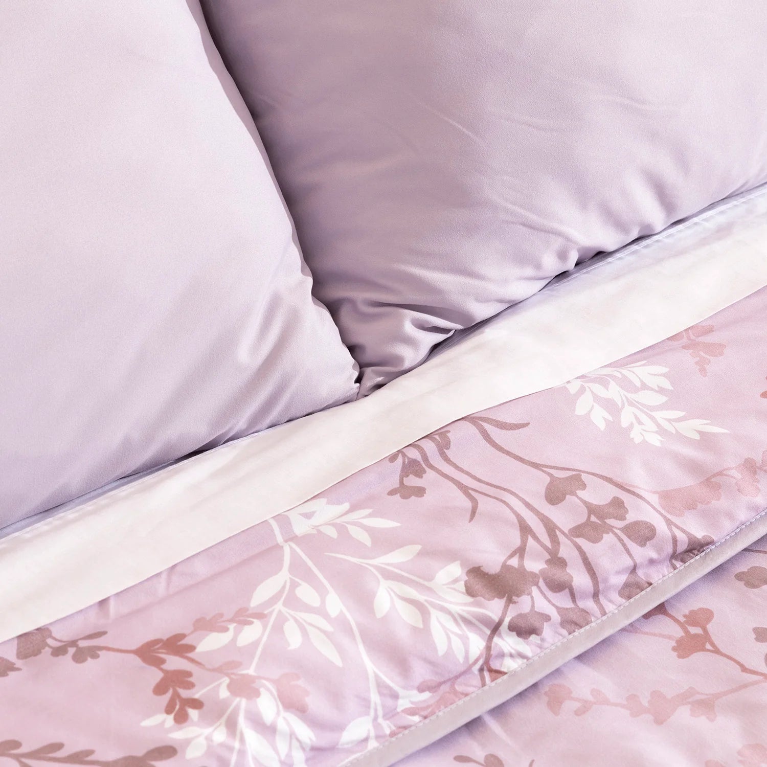 Edredón confort lila con fundas de almohada a juego en estilo minimalista.
