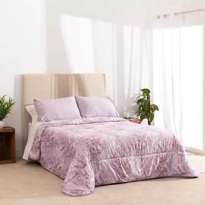 Edredón confort lila con diseño botánico sobre cama de dormitorio moderno.