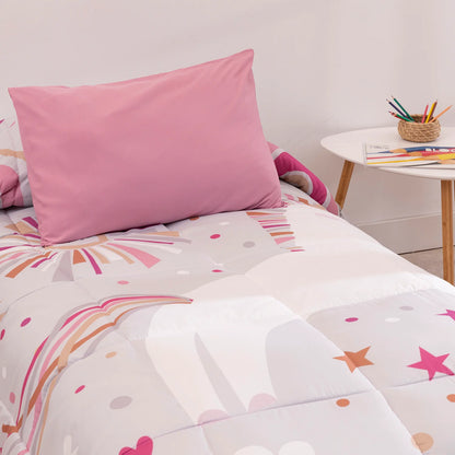 Edredón confort rosa con diseño infantil de fantasía sobre cama de niña.