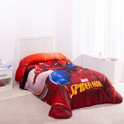 Edredón infantil de Spiderman Marvel en cama blanca con diseño rojo y azul.