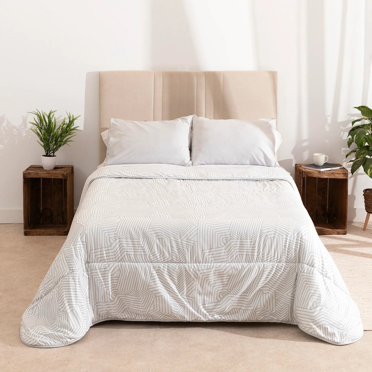 Edredón confort beige con diseño geométrico moderno sobre cama de dormitorio elegante