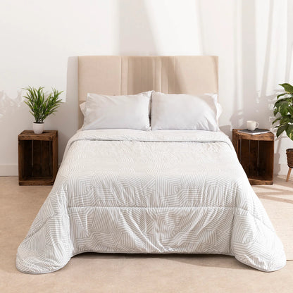 Edredón confort beige con diseño geométrico moderno sobre cama de dormitorio elegante