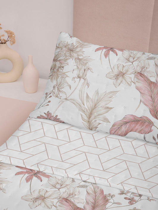 Detalle de la funda de almohada y el reverso geométrico de la Colcha Bouti