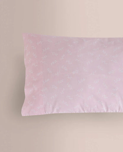 Primer plano de la funda de almohada del juego de sábanas rosa 100% algodón.