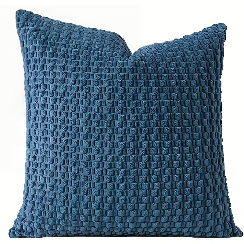 Funda de cojín decorativa azul con relieve de burbujas suave y cremallera invisible, medida 45x45 cm.