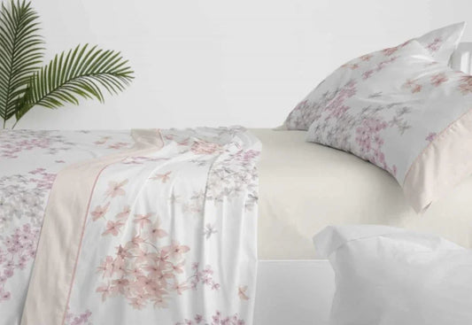 Detalle del estampado floral en tonos Beige/crema, gris y violeta del juego de sábanas Claro de Luna de Burrito Blanco.