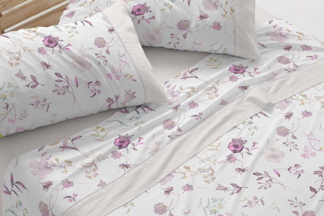 primer plano del juego de sábanas con diseño floral nude y rosa