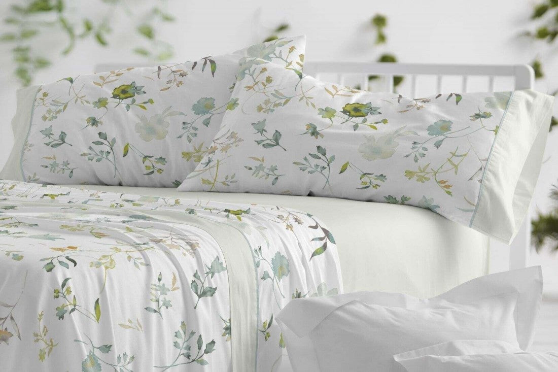 Primer plano del estampado botánico de flores menta y chocolate del juego de sábanas de verano