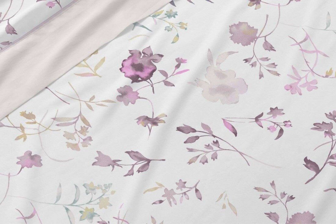 Detalle del tejido suave y estampado floral ocre y granate del juego de sábanas de verano de alta durabilidad