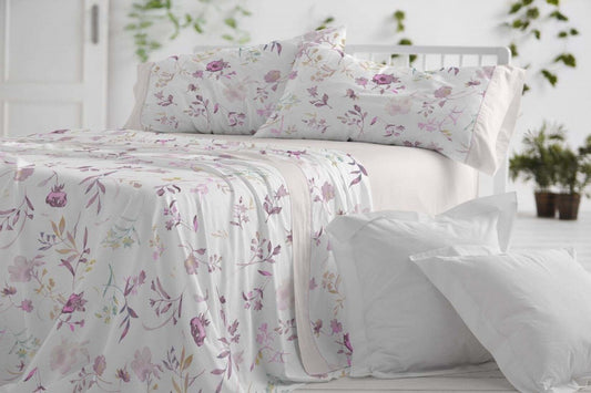 Juego de sábanas de verano con flores acuareladas en tonos nude y rosa sobre fondo blanco para cama de matrimonio