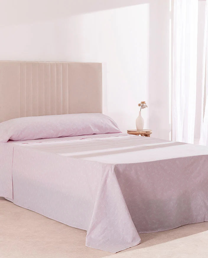 Juego de sábanas 100% algodón rosa en una cama