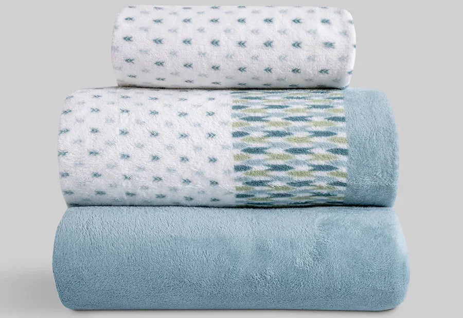 Detalle de la bajera ajustable y fundas de almohada del juego de sábanas de coralina Karamelo 160 cm