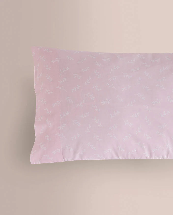 Conjunto Primavera-Verano Color Rosa Con Juego de Sábanas, Colcha y 3 Cojines