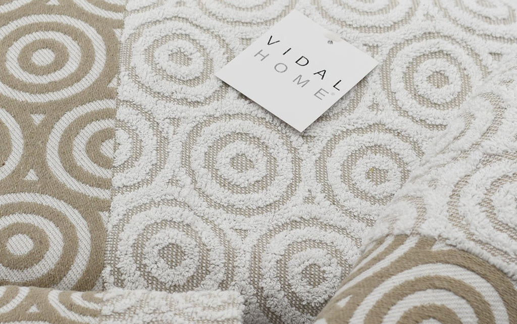 Juego de toallas en 100% algodón Spiral, en color taupé de la marca Vidal Home.