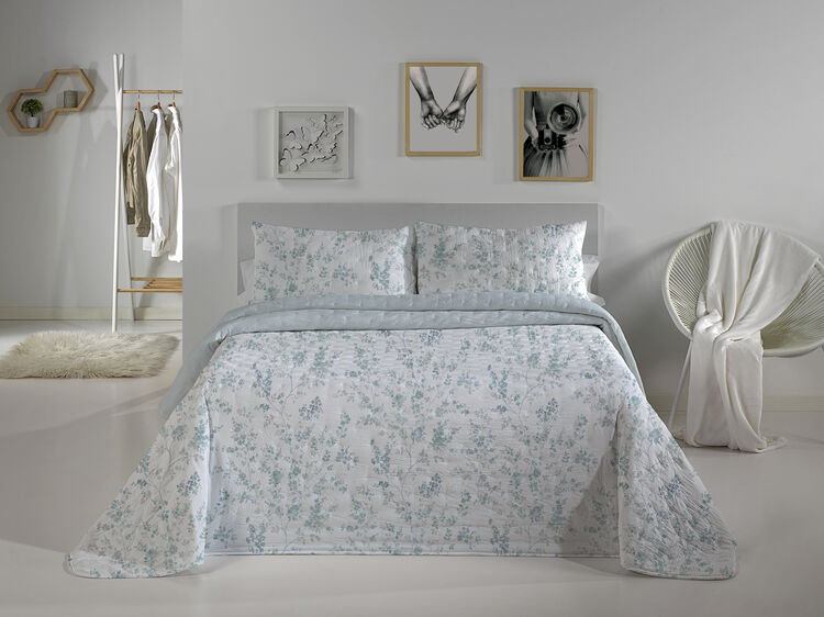 Pack de Verano Floral Azul y blanco compuesto por colcha ligera con estampado botánico y juego de sábanas a juego en un dormitorio iluminado