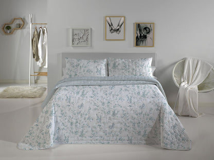Pack de Verano Floral Azul y blanco compuesto por colcha ligera con estampado botánico y juego de sábanas a juego en un dormitorio iluminado
