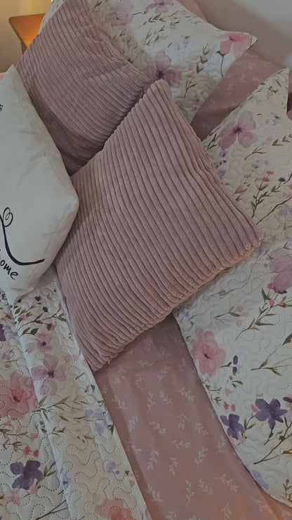 Conjunto Primavera-Verano Color Rosa Con Juego de Sábanas, Colcha y 3 Cojines