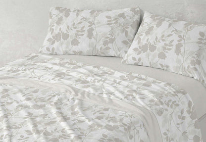 Primer plano del estampado floral de las sábanas de coralina 240 gr/m² Burrito Blanco.