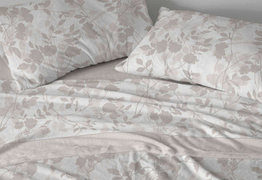 Primer plano del estampado floral de las sábanas de coralina 240 gr/m² 