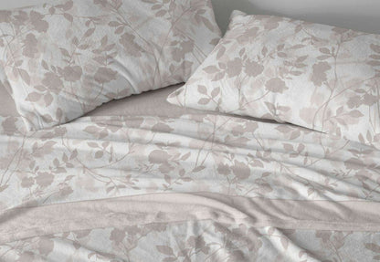 Primer plano del estampado floral de las sábanas de coralina 240 gr/m² 