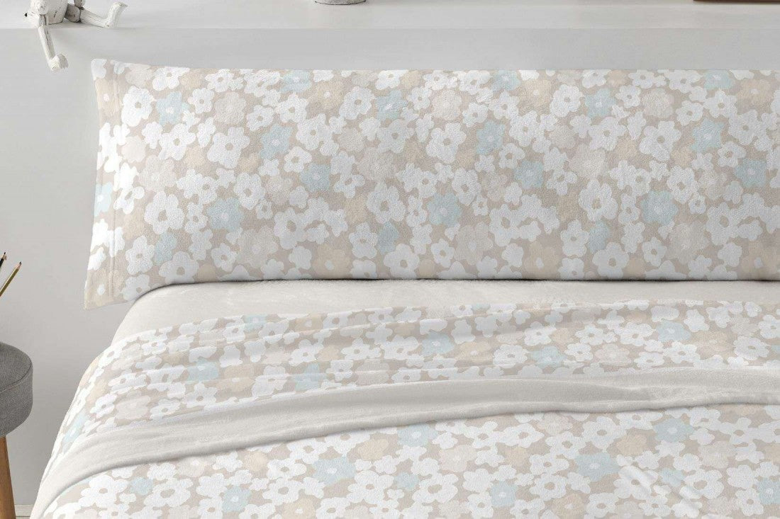 Juego de sábanas de coralina de invierno con estampado de flores naif en tonos beige y azul agua.